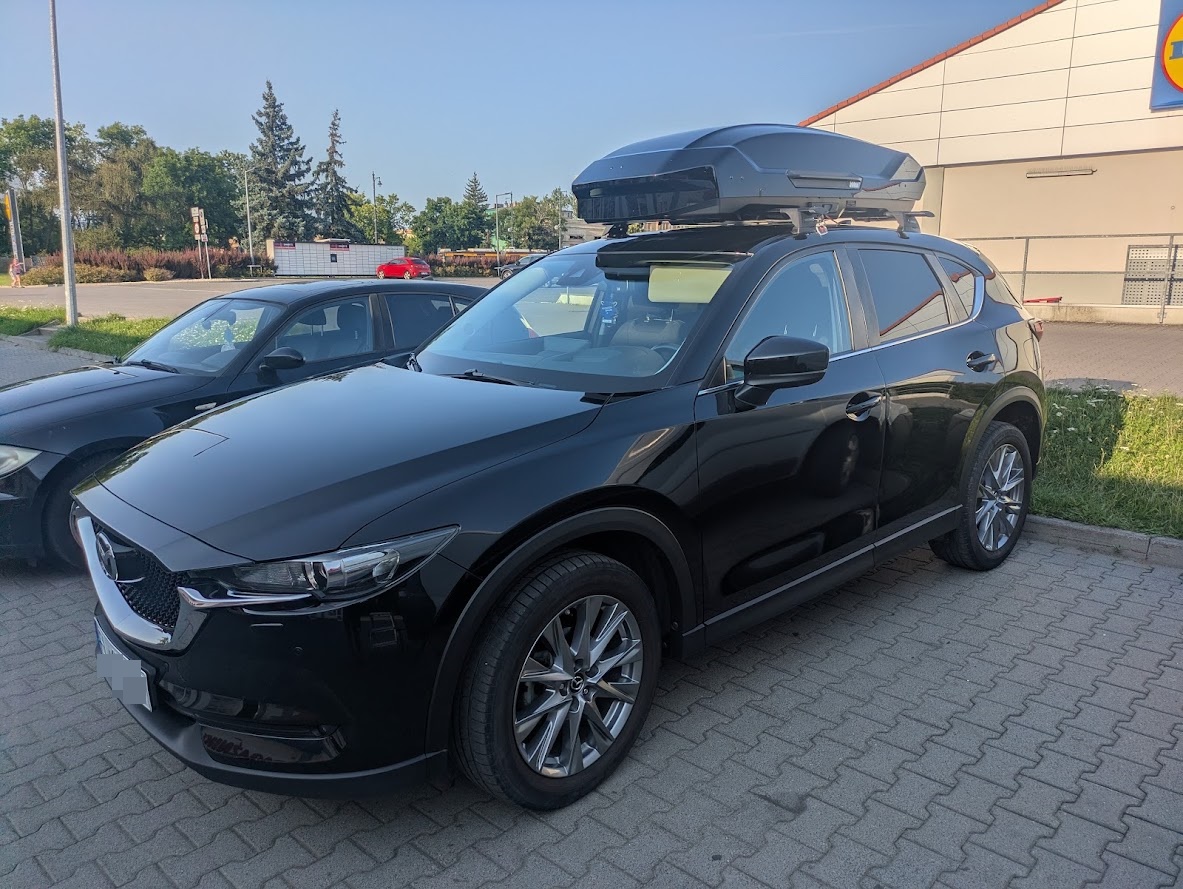 Mazda CX-5 bez relingów z belkami Yakima ThruBar Black i boxem Thule Motion 3 L